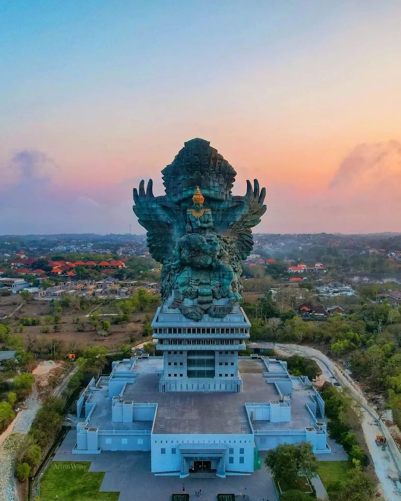 Patung Garuda Wisnu Kencana saat matahari terbenam