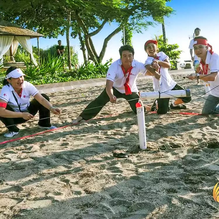 Peserta mengikuti permainan kelompok di pantai